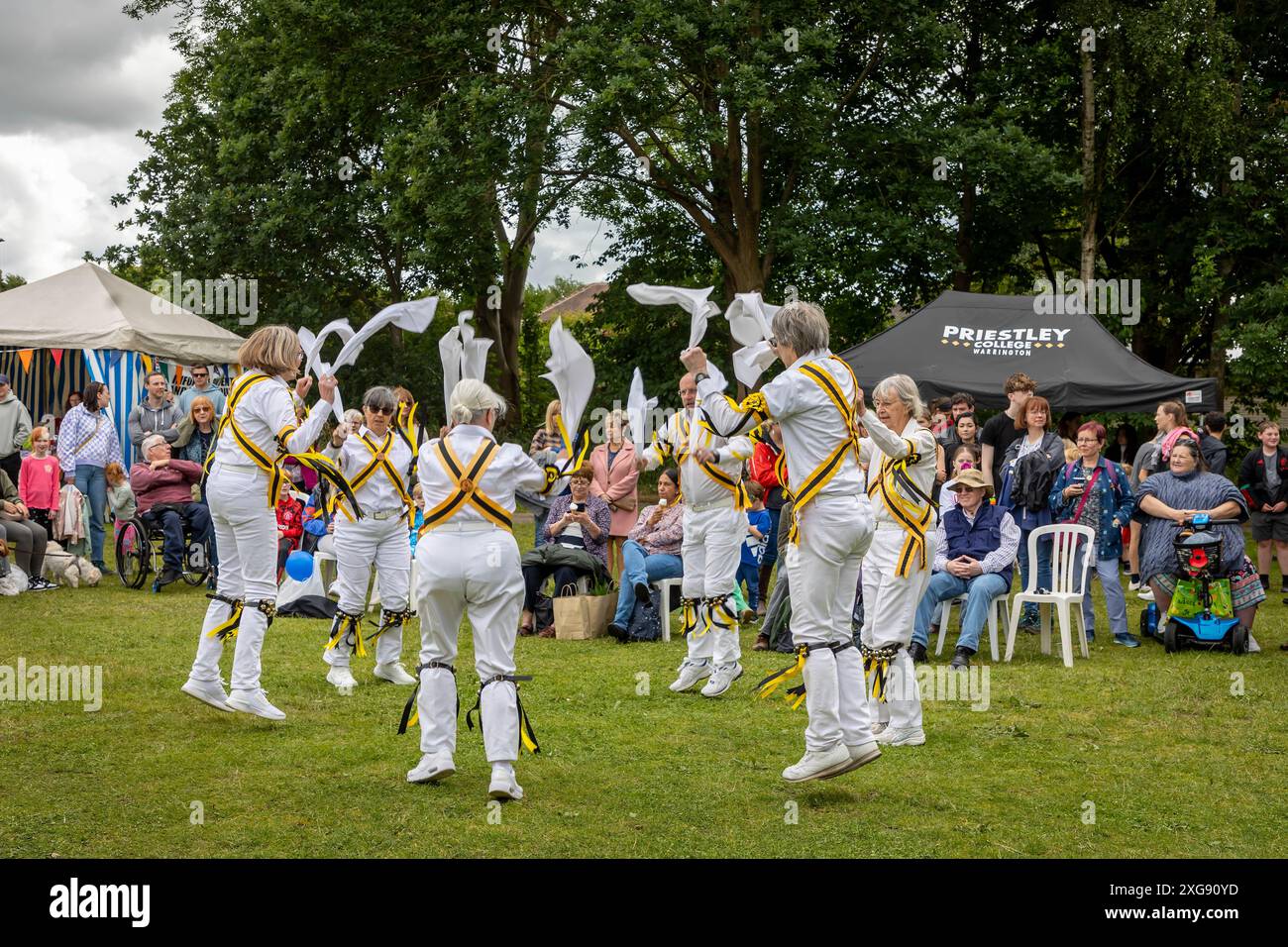Earl of Stamford Morris Tänzerinnen treten beim Stockton Heath Festival 2024 auf Stockfoto