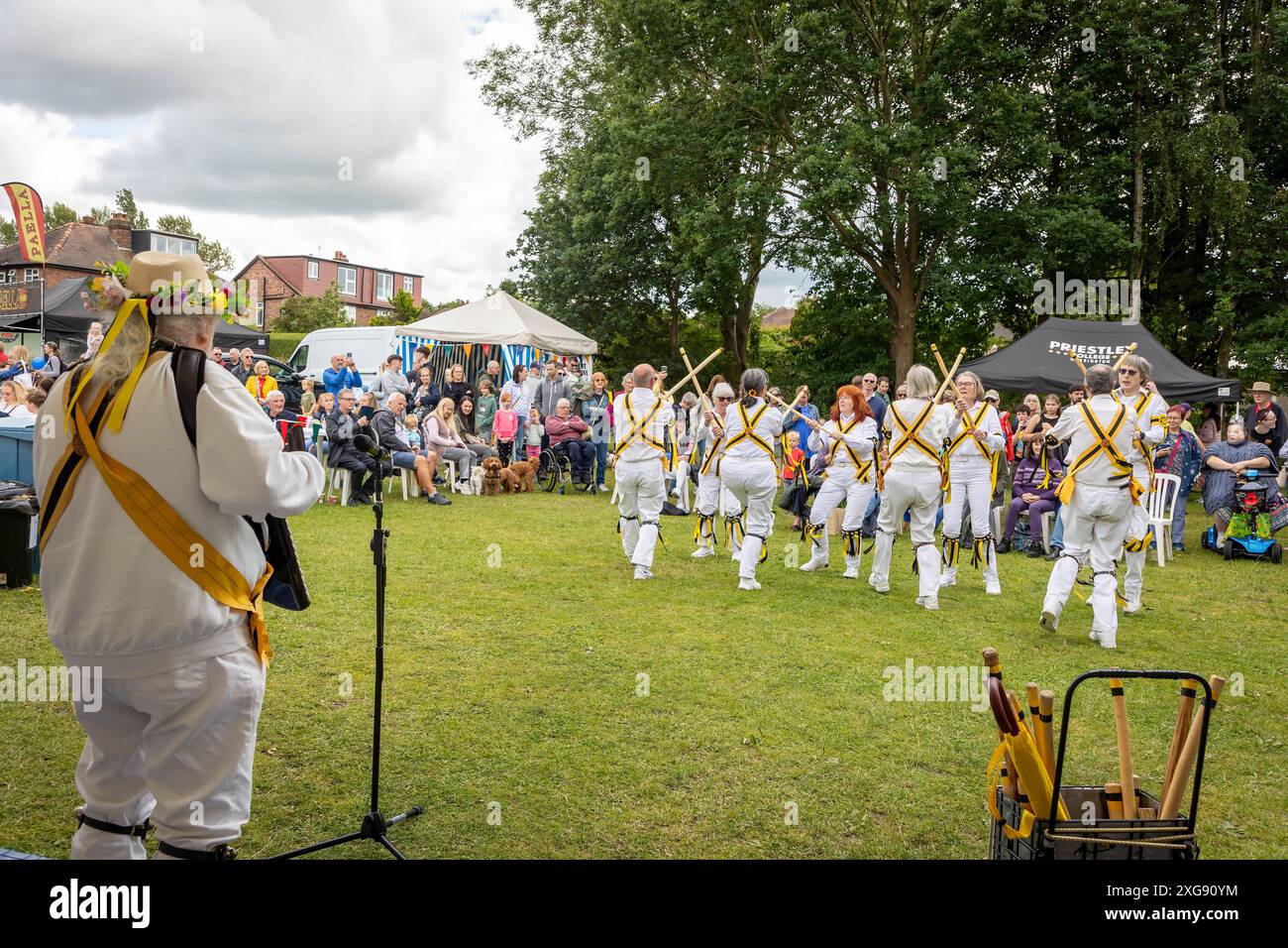 Earl of Stamford Morris Tänzerinnen treten beim Stockton Heath Festival 2024 auf Stockfoto