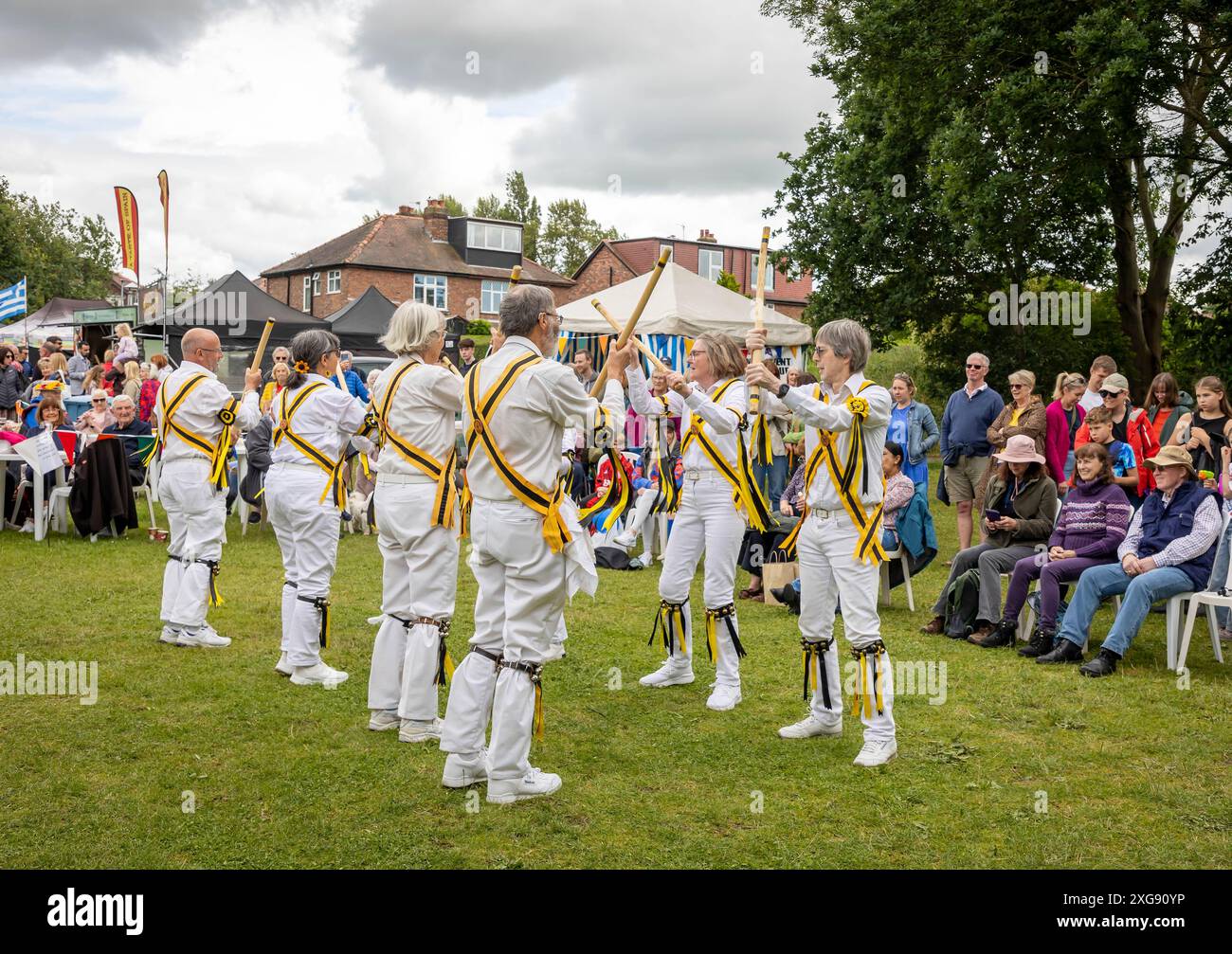 Earl of Stamford Morris Tänzerinnen treten beim Stockton Heath Festival 2024 auf Stockfoto