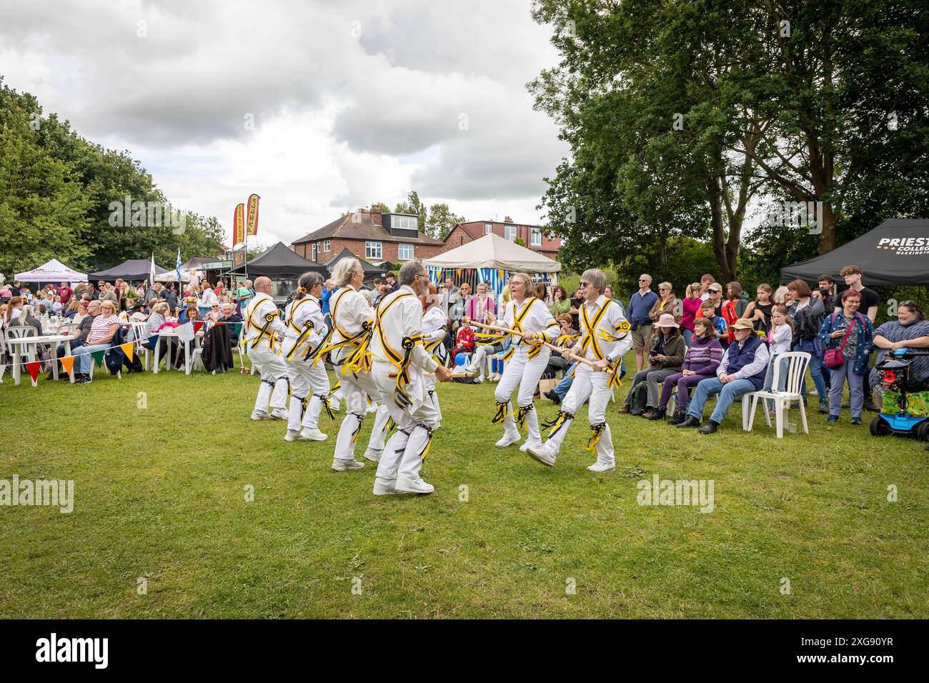 Earl of Stamford Morris Tänzerinnen treten beim Stockton Heath Festival 2024 auf Stockfoto
