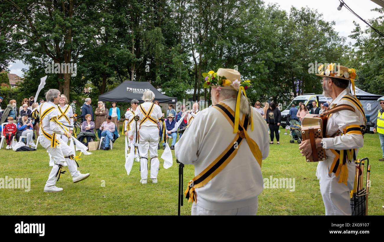 Earl of Stamford Morris Tänzerinnen treten beim Stockton Heath Festival 2024 auf Stockfoto