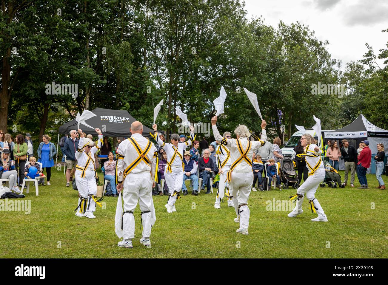 Earl of Stamford Morris Tänzerinnen treten beim Stockton Heath Festival 2024 auf Stockfoto
