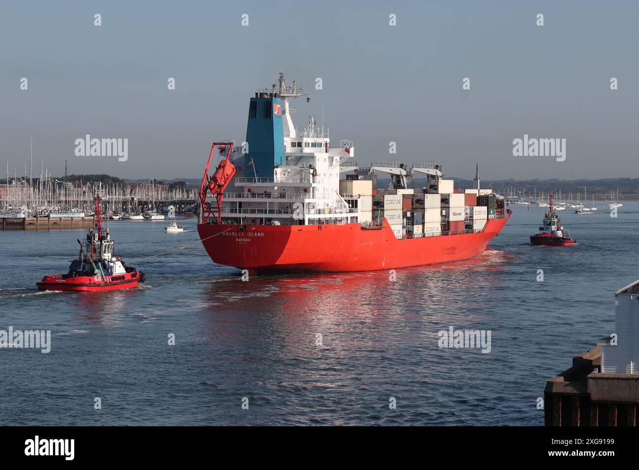 Die Schlepper SCOTSMAN und ENGLÄNDER helfen dem Kühlfrachtschiff MV CHARLES ISLAND in Richtung eines Liegeplatzes am Hafen Terminal Stockfoto