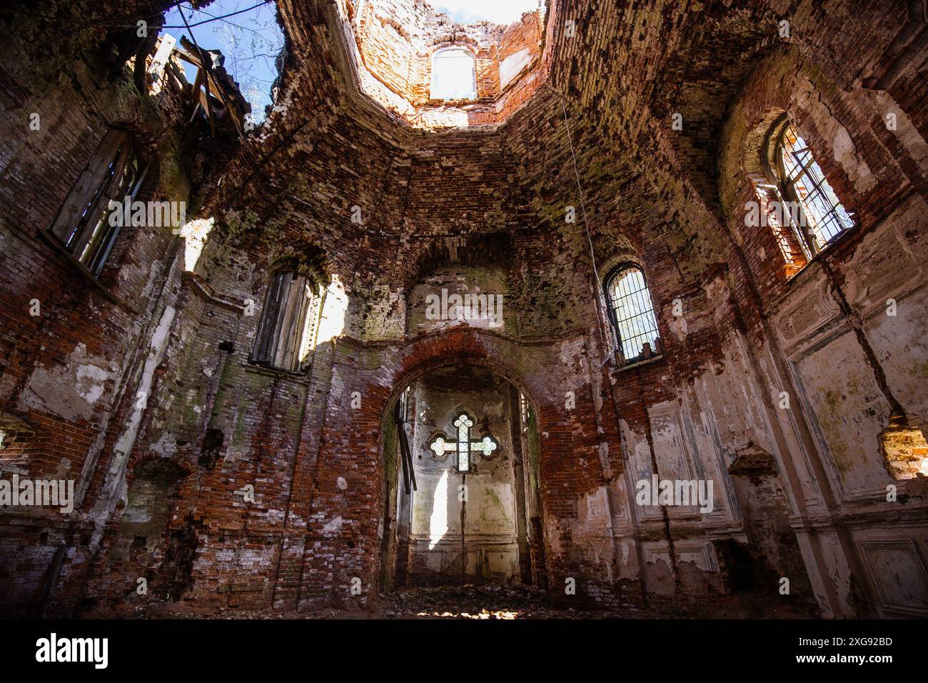 Alte ruinierte verlassene Kirche des Iveron Ikone der Gottesmutter in Lykoshino. Stockfoto