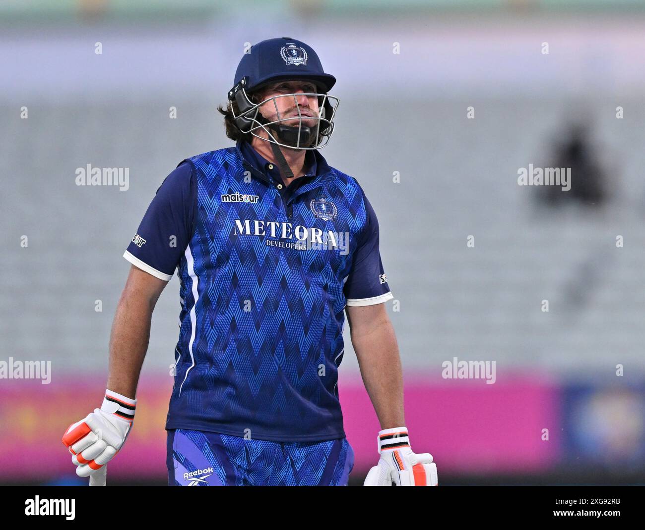 Edgbaston, Birmingham, Großbritannien. Juli 2024. World Championship of Legends T20 Cricket League, England Champions gegen Pakistan Champions; Ryan Sidebottom of England geht vom Spielfeld ab Credit: Action Plus Sports/Alamy Live News Stockfoto