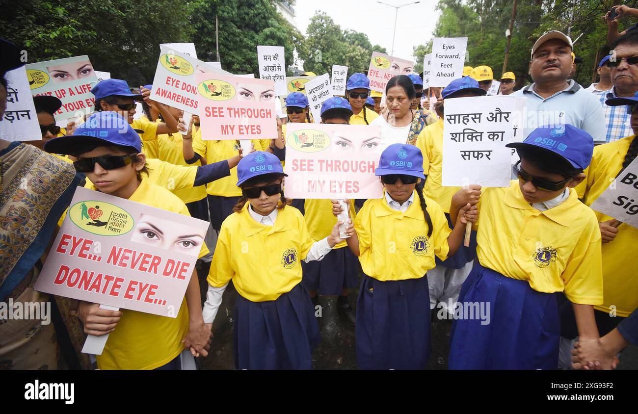 Patna, Indien. Juli 2024. PATNA, INDIEN - 7. JULI: Kinder mit Sehbehinderung nehmen am 7. Juli 2024 in Patna, Indien, an einem „Vision Walk“ Teil, der zur Sensibilisierung für die Behinderung organisiert wird. (Foto: Santosh Kumar/Hindustan Times/SIPA USA) Credit: SIPA USA/Alamy Live News Stockfoto