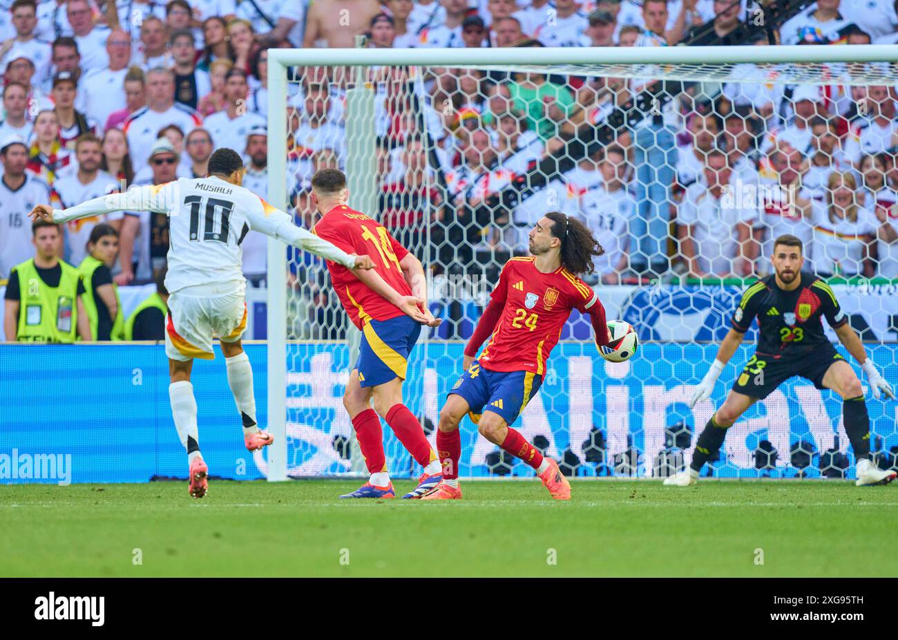 Stuttgart, Deutschland. Juli 2024. Jamal Musiala, DFB 10 Punkte, schießt Tor, Tor, Treffer, Torschuss, Marc Cucurella, ESP 24 Block mit der Hand im Viertelfinalspiel DEUTSCHLAND - SPANIEN 1-2 N.V. der UEFA-Europameisterschaften 2024 am 5. Juli 2024 in Stuttgart. Fotograf: ddp Images/STAR-Images Credit: ddp Media GmbH/Alamy Live News Stockfoto