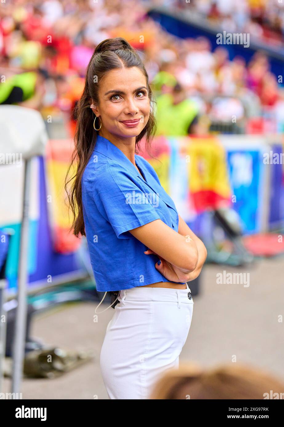 Lea Wagner, Sportmoderatorin ARD Sport Moderatorin, Sportmoderatorin, Journalistin, das erste, Fernsehmoderatorin, TV, im Viertelfinalspiel DEUTSCHLAND - SPANIEN 1-2 N.V. der UEFA-Europameisterschaften 2024 am 5. Juli 2024 in Stuttgart, Deutschland. Fotograf: Peter Schatz Stockfoto