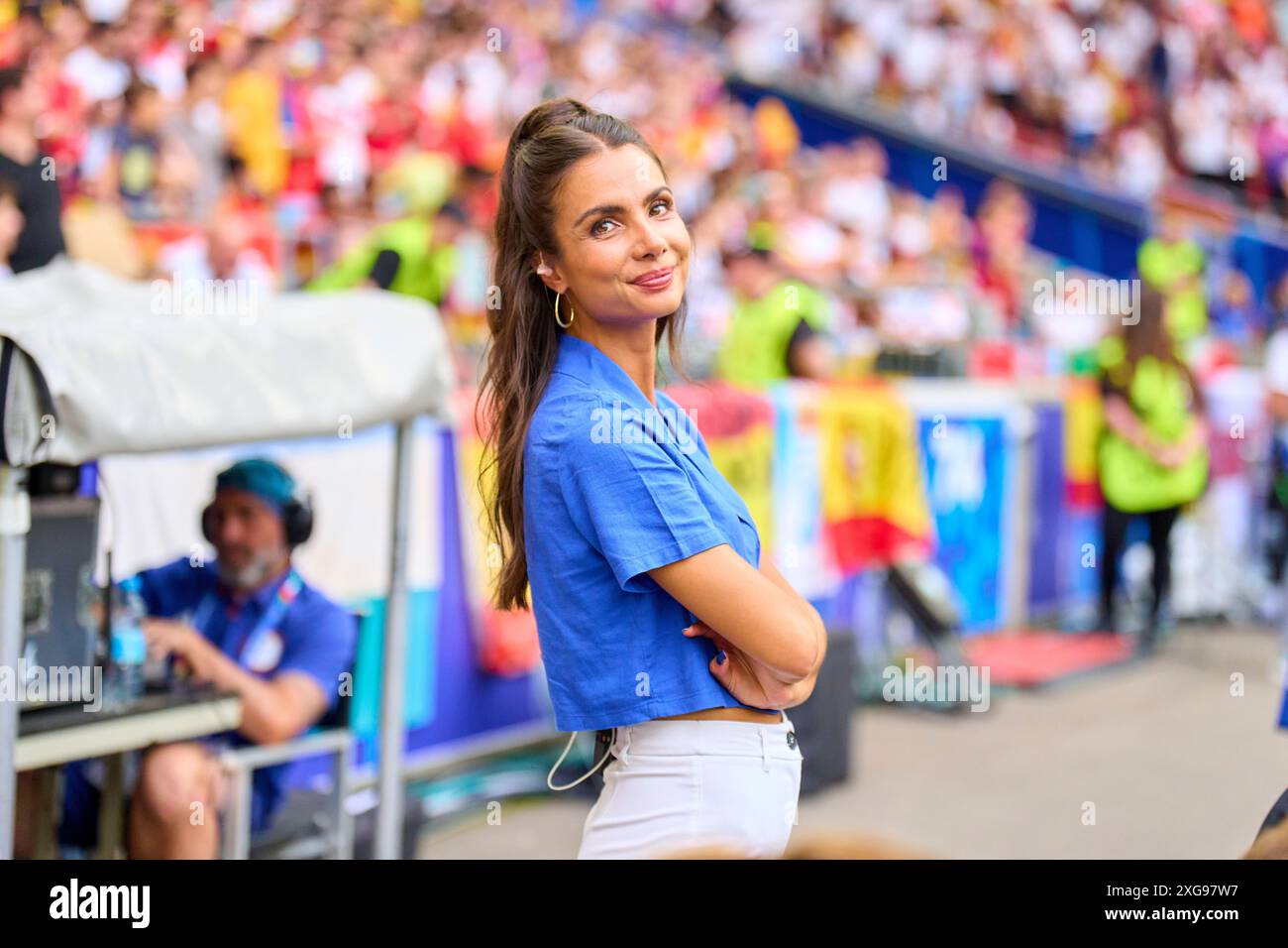 Lea Wagner, Sportmoderatorin ARD Sport Moderatorin, Sportmoderatorin, Journalistin, das erste, Fernsehmoderatorin, TV, im Viertelfinalspiel DEUTSCHLAND - SPANIEN 1-2 N.V. der UEFA-Europameisterschaften 2024 am 5. Juli 2024 in Stuttgart, Deutschland. Fotograf: Peter Schatz Stockfoto