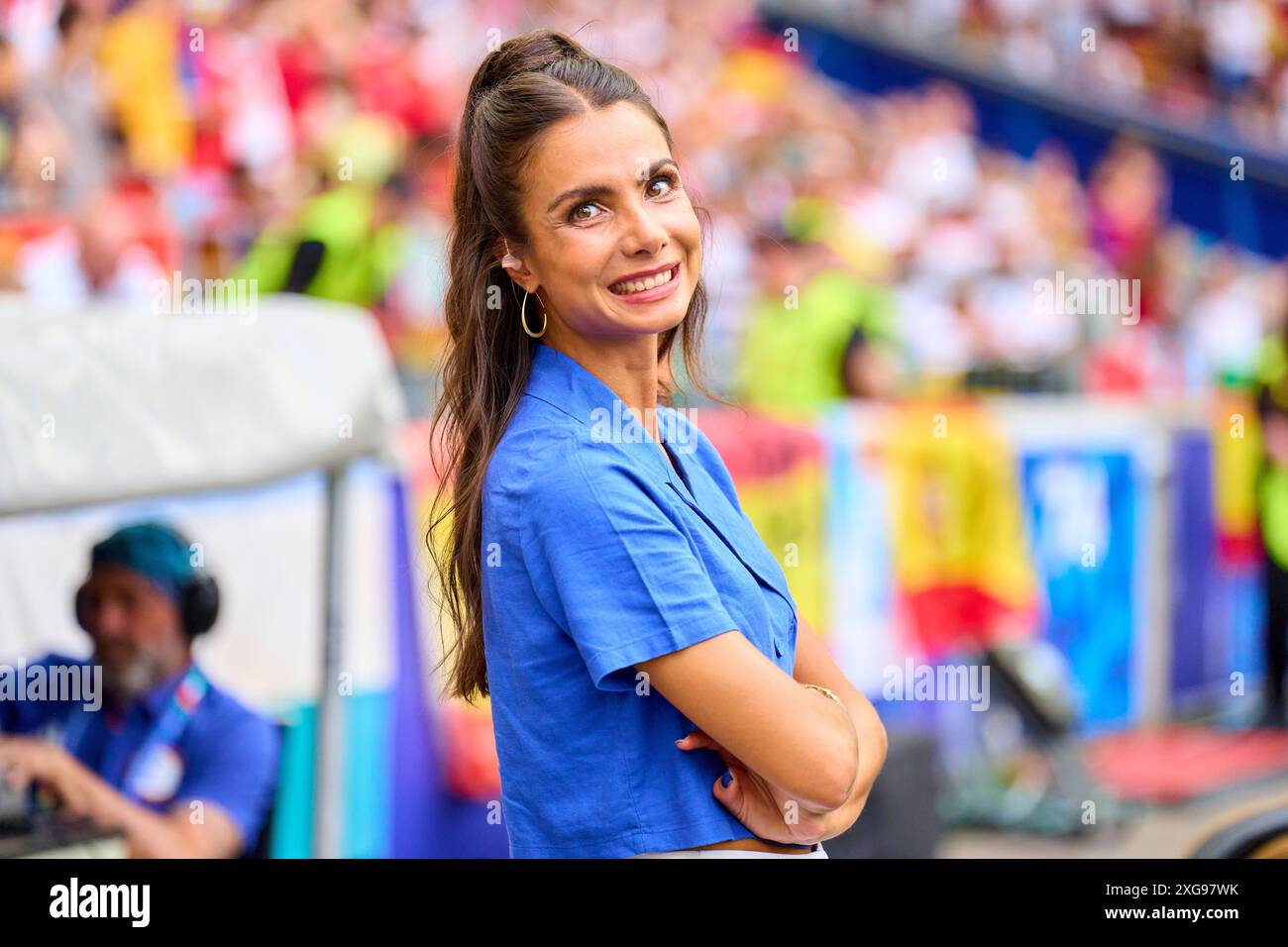 Lea Wagner, Sportmoderatorin ARD Sport Moderatorin, Sportmoderatorin, Journalistin, das erste, Fernsehmoderatorin, TV, im Viertelfinalspiel DEUTSCHLAND - SPANIEN 1-2 N.V. der UEFA-Europameisterschaften 2024 am 5. Juli 2024 in Stuttgart, Deutschland. Fotograf: Peter Schatz Stockfoto
