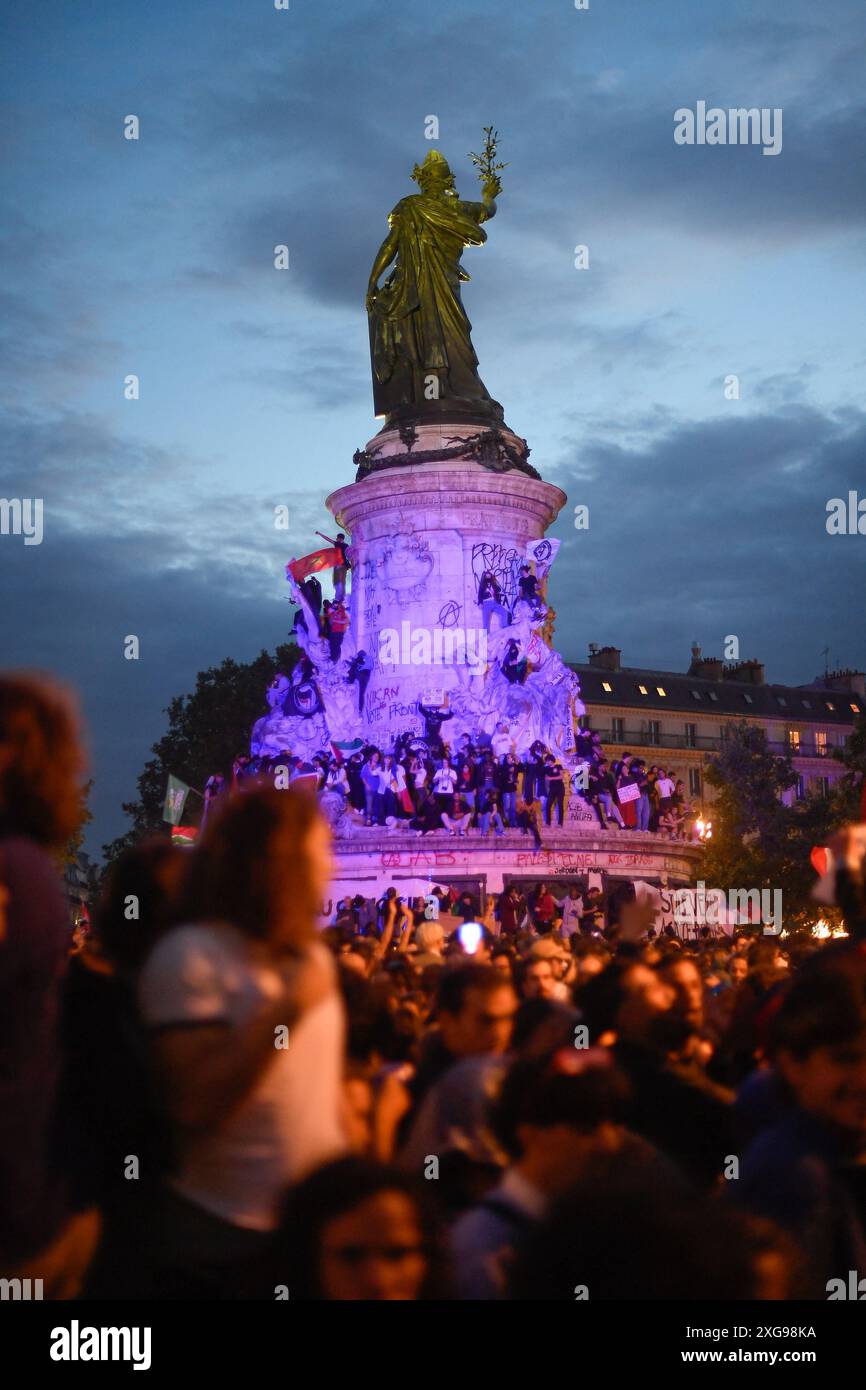 Paris, Frankreich. Juli 2024. Die Teilnehmer treffen sich während einer Wahlkampfveranstaltung nach dem ersten Ergebnis der zweiten Wahlrunde der französischen Parlamentswahlen am Place de la Republique in Paris, Frankreich am 7. Juli 2024. Eine lose Allianz französischer linker Parteien, die sich für Schnellwahlen zusammengeschlossen hatten, war auf dem Weg, der größte Parlamentsblock zu werden und die extreme Rechte zu besiegen, wie schockierte Ergebnisse zeigen. Foto: Lionel Urman/ABACAPRESS. COM Credit: Abaca Press/Alamy Live News Stockfoto