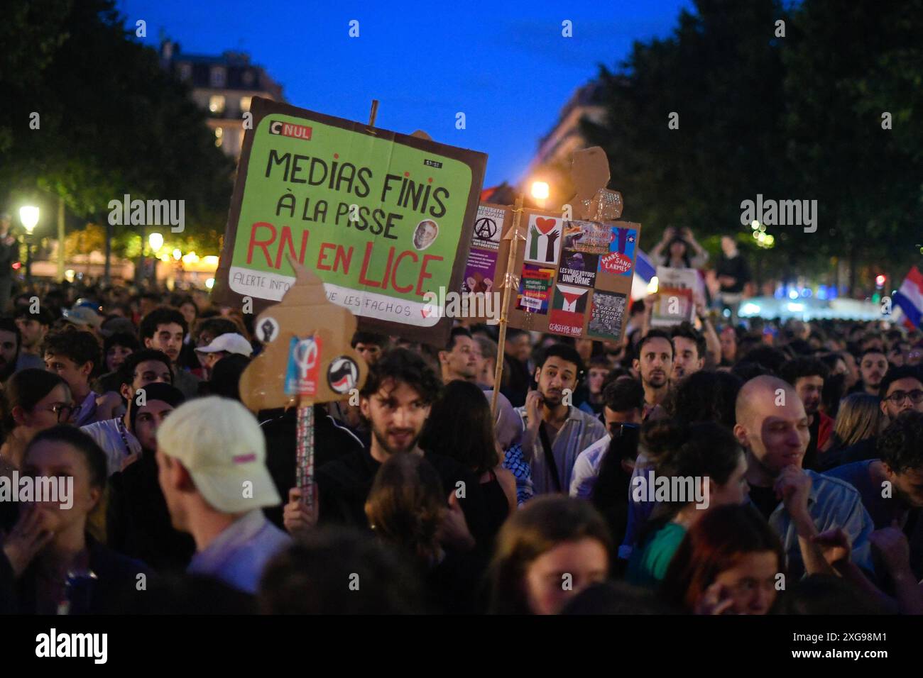 Paris, Frankreich. Juli 2024. Die Teilnehmer treffen sich während einer Wahlkampfveranstaltung nach dem ersten Ergebnis der zweiten Wahlrunde der französischen Parlamentswahlen am Place de la Republique in Paris, Frankreich am 7. Juli 2024. Eine lose Allianz französischer linker Parteien, die sich für Schnellwahlen zusammengeschlossen hatten, war auf dem Weg, der größte Parlamentsblock zu werden und die extreme Rechte zu besiegen, wie schockierte Ergebnisse zeigen. Foto: Lionel Urman/ABACAPRESS. COM Credit: Abaca Press/Alamy Live News Stockfoto