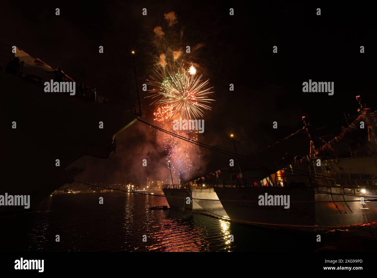 Die Arleigh-Burke-Klasse-Raketenzerstörer USS Frank E. Petersen Jr. (DDG 121) und USS William P. Lawrence (DDG 110) liegen während des Unabhängigkeitstages-Feuerwerks während der Übung Rim of the Pacific (RIMPAC) 2024 am 4. Juli auf der Joint Base Pearl Harbor-Hickam, Hawaii. 29 Nationen, 40 Überlandschiffe, drei U-Boote, 14 nationale Landstreitkräfte, mehr als 150 Flugzeuge und 25.000 Mitarbeiter nehmen vom 27. Juni bis 1. August an der RIMPAC Teil. RIMPAC ist die weltweit größte internationale maritime Übung und bietet eine einzigartige Trainingsmöglichkeit während der Fosterin Stockfoto