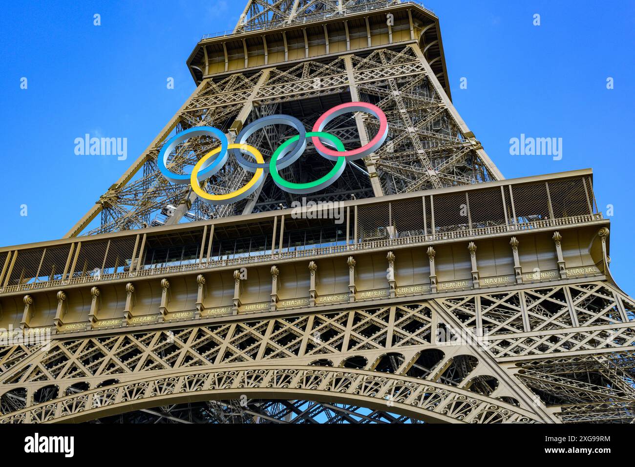 Eiffelturm bereit für die Olympischen Spiele, Paris Stockfoto
