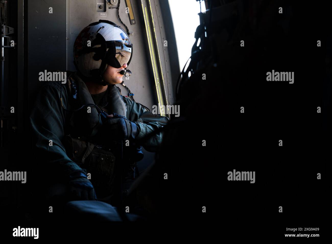 Rodrigo Gutierrez, ein MV-22B Osprey Crew Chief mit Marine Medium Tiltrotor Squadron 268 (verstärkt), Marine Rotational Force – Darwin 24.3, blickt aus einem MV-22B Osprey während der Übung Diamond Storm 24 auf der Royal Australian Air Force Base Darwin, NT, Australien, 24. Juni 2024. Exercise Diamond Storm ist eine von der Royal Australian Air Force geleitete Übung, die sich auf die Ausbildung von RAAF Air Warfare Instructors und die Verbesserung der Interoperabilität mit internationalen Partnern konzentriert. Durch die Teilnahme an dieser Übung wird MRF-D die Fähigkeit zur raschen Planung und Planung testen Stockfoto