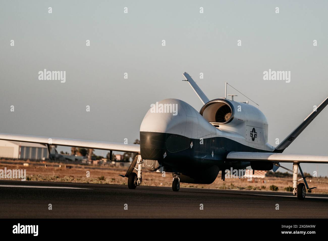 MARINEFLUGSTATION SIGONELLA, Italien (2. Juli 2024) ein MQ-4C Triton, der der Unmanned Patrol Squadron (VUP) 19 zugewiesen ist, hält auf der Landebahn der Naval Air Station (NAS) Sigonella, Italien, am 2. Juli 2024, nach einer Mission. Die VUP-19 wird in das Einsatzgebiet der 6. US-Flotte eingesetzt und führt Missionen zur Unterstützung der Marinestreitkräfte in Europa und Afrika durch. (US Navy Foto von LT Alex Delgado/veröffentlicht) Stockfoto