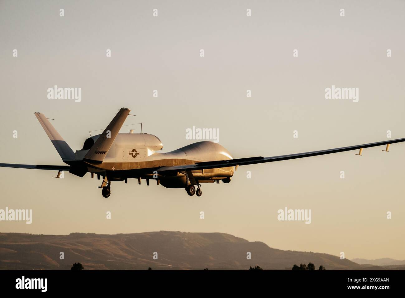 MARINEFLUGSTATION SIGONELLA, Italien (2. Juli 2024) ein MQ-4C Triton, der der Unmanned Patrol Squadron (VUP) 19 zugewiesen ist, bereitet sich auf der Marineflugstation (NAS) Sigonella, Italien, am 2. Juli 2024 vor. Die VUP-19 wird in das Einsatzgebiet der 6. US-Flotte eingesetzt und führt Missionen zur Unterstützung der Marinestreitkräfte in Europa und Afrika durch. (US Navy Foto von LT Alex Delgado/veröffentlicht) Stockfoto