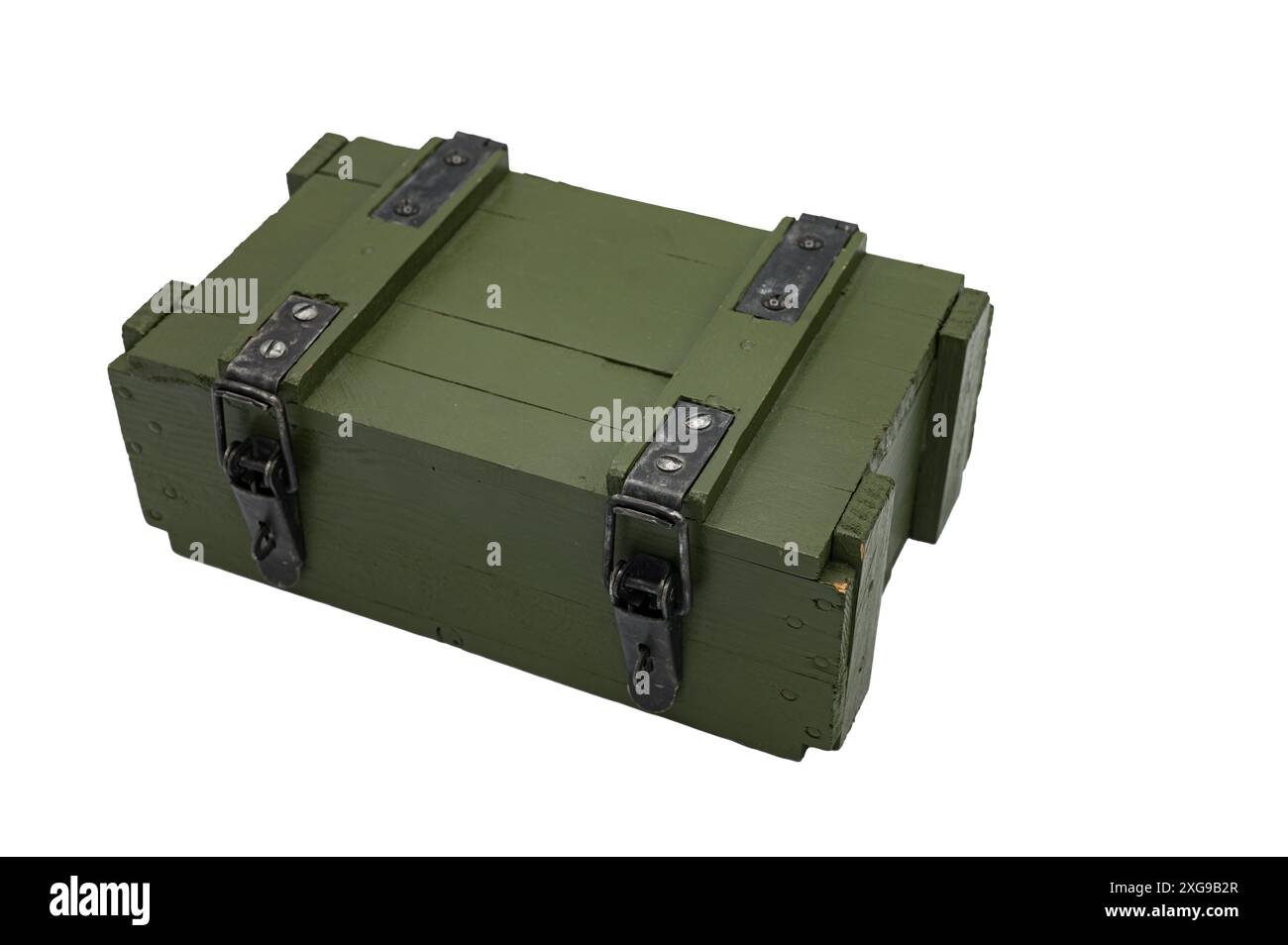 Holzkiste im Militärstil auf weißem Hintergrund. Es ist grün, gebaut mit Leisten, Nägeln und Verstärkungen. Die Verschlüsse und Scharniere sind schwarz gebläut. Stockfoto Holzkiste im Militärstil auf weißem Hintergrund. Es ist grün, gebaut mit Leisten, Nägeln und Verstärkungen. Die Verschlüsse und Scharniere sind schwarz gebläut. Stockfoto