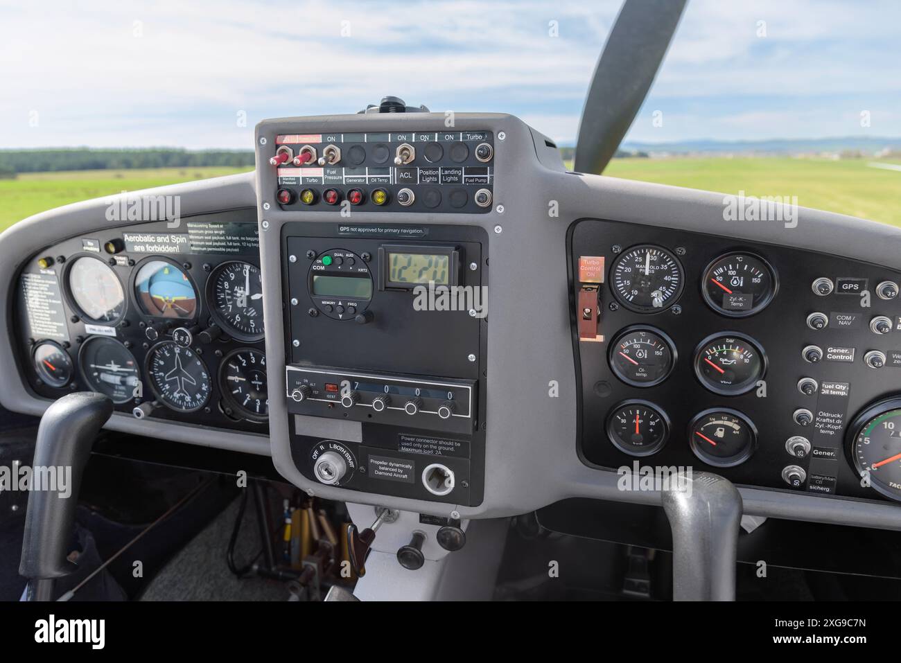 Nahaufnahme von Instrumenten im Motorsegler-Cockpit Stockfoto