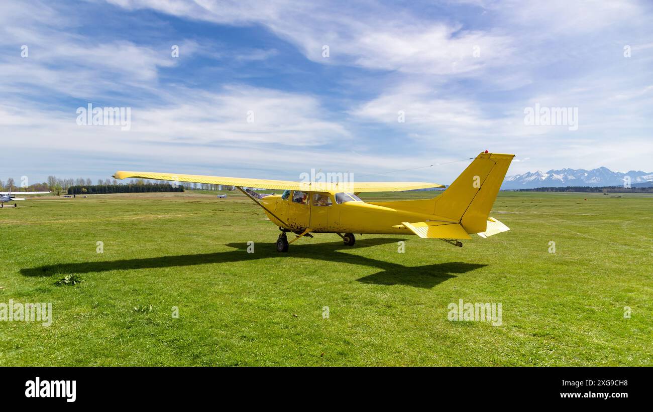 Gelbes Propellerflugzeug zum Schleppen von Segelflugzeugen auf dem Grasflugplatz Stockfoto