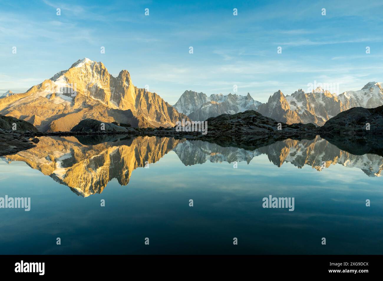 Berge und Reflexion im Lac Blanc Lake bei Sonnenuntergang. Goldene Stunde. Chamonix, Französische Alpen, Frankreich Stockfoto