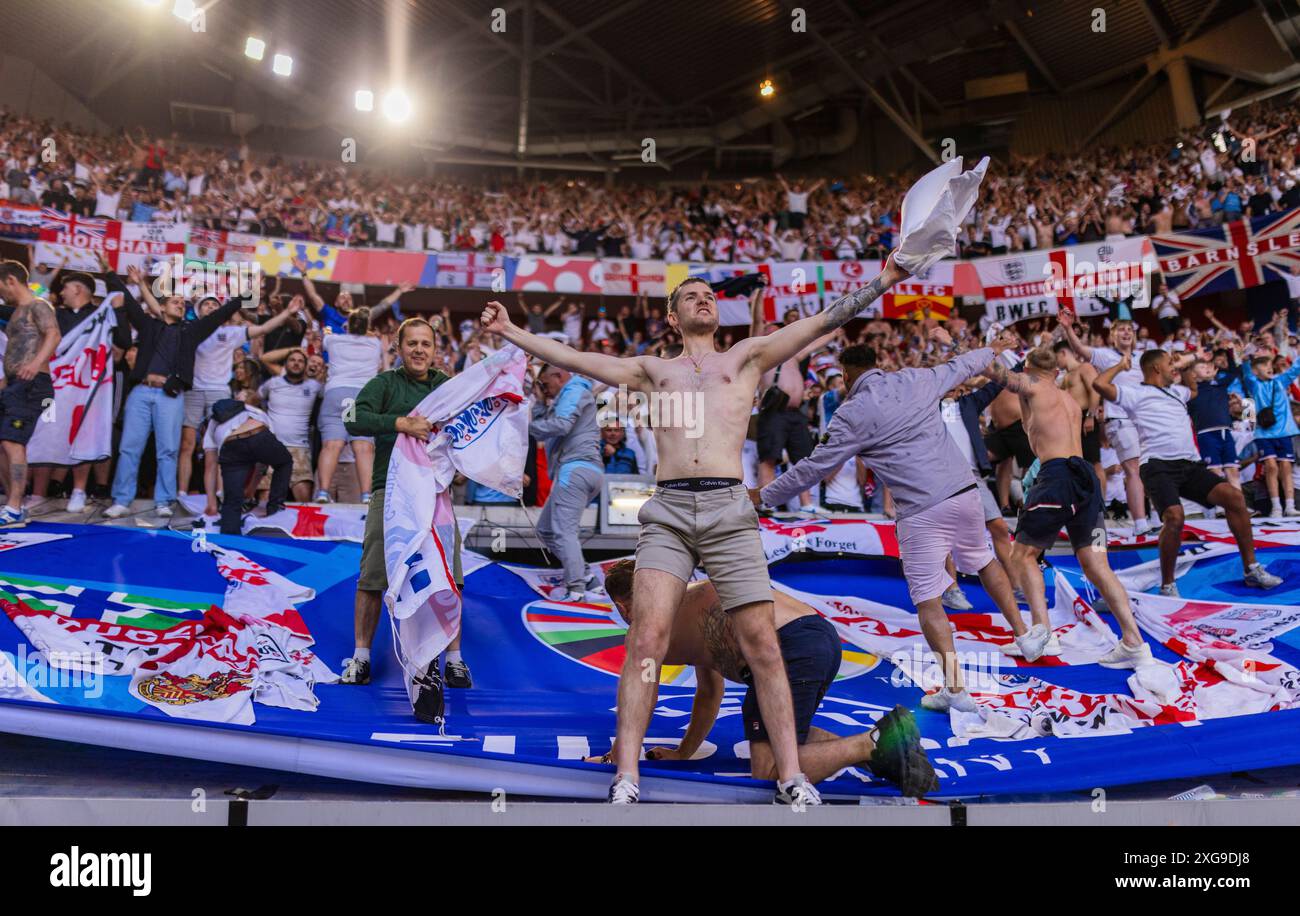 Düsseldorf, Deutschland. Juli 2024. England Fans feiern das Erreichen des Halbfinals England - Schweiz England - Schweiz 06.07.2024 Copyright (nur für Stockfoto