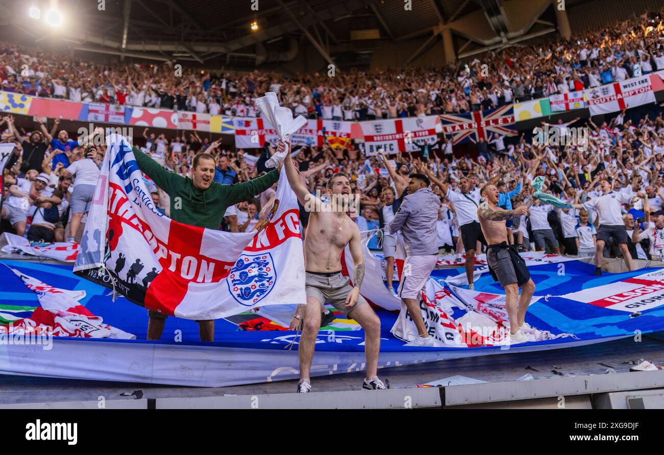 Düsseldorf, Deutschland. Juli 2024. England Fans feiern das Erreichen des Halbfinals England - Schweiz England - Schweiz 06.07.2024 Copyright (nur für Stockfoto