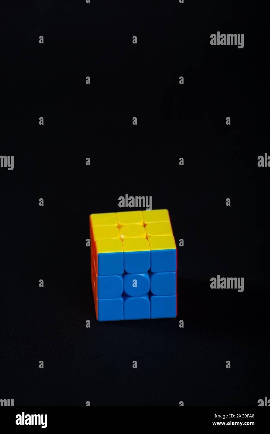 Salvador, Bahia, Brasilien - 15. Mai 2024: Zauberwürfel oder Rubiks Cube auf weißem Hintergrund. Erfindung des ungarischen Architekten Erno Rubik im Jahre 1974 Stockfoto