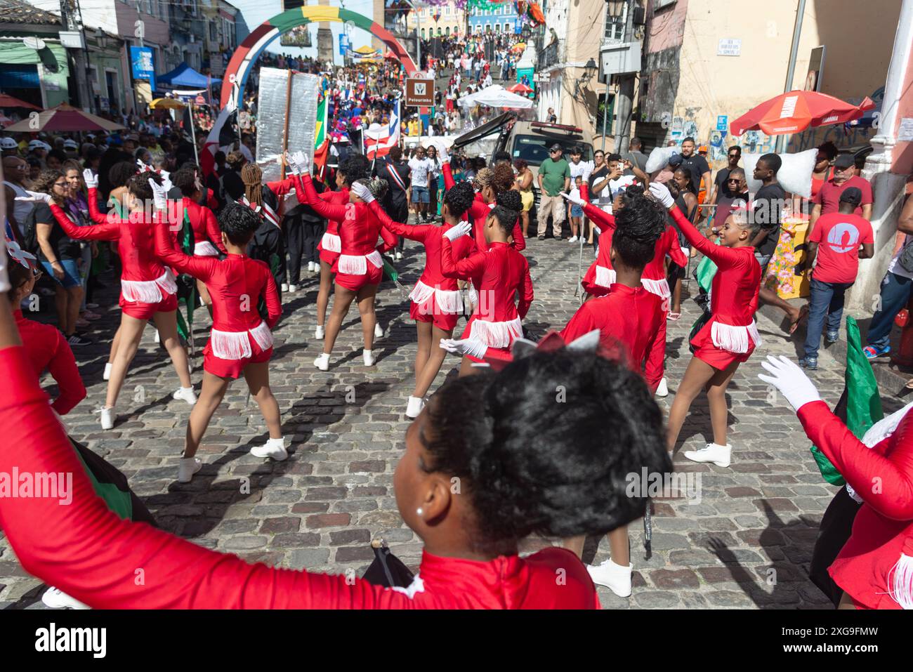 Salvador, Bahia, Brasilien - 2. Juli 2024: Schüler öffentlicher Schulen werden während einer Party zum Unabhängigkeitstag in Bahia beobachtet. Pelourinho, Stadt Sal Stockfoto