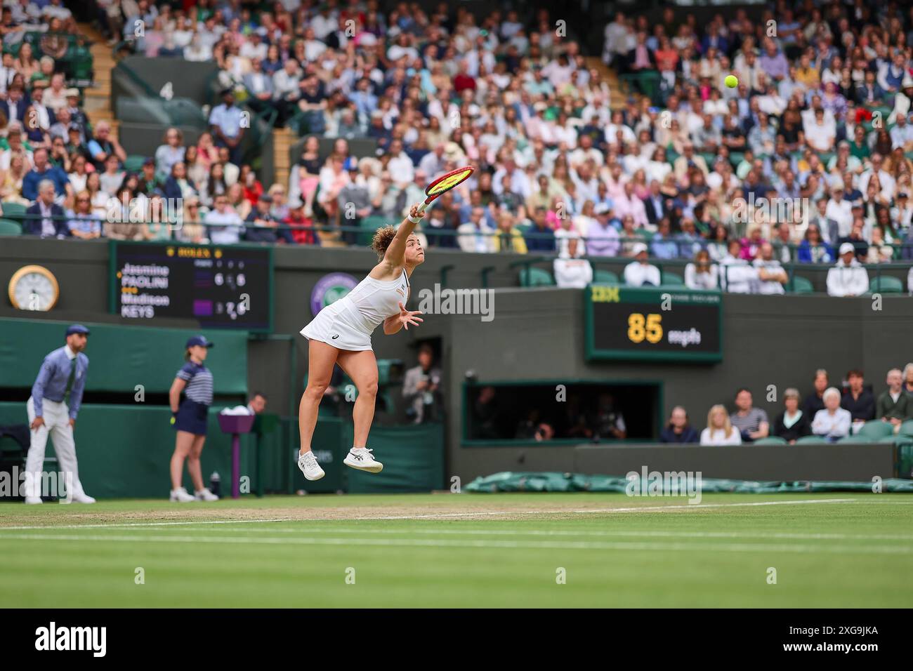 London, London, Großbritannien. Juli 2024. Jasmine Paulini (ITA) dienen während der Meisterschaft Wimbledon (Credit Image: © Mathias Schulz/ZUMA Press Wire) NUR ZUR REDAKTIONELLEN VERWENDUNG! Nicht für kommerzielle ZWECKE! Quelle: ZUMA Press, Inc./Alamy Live News Stockfoto