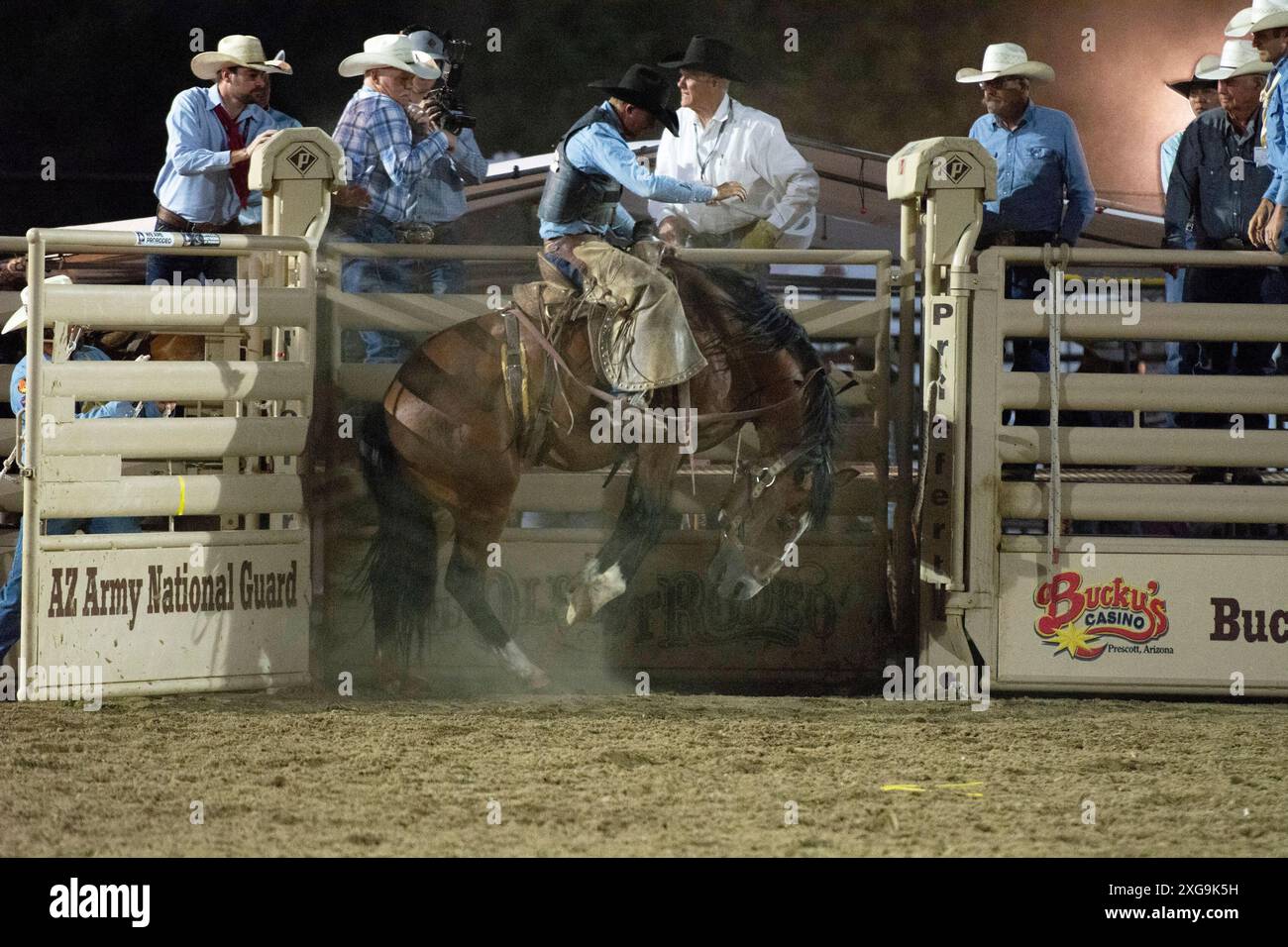 Prescott, Arizona, USA. Juli 2024. Ein Rodeo-Teilnehmer tritt am 6. Juli 2024 beim Saddle Bronc Riding Event im WorldÃs Elst Rodeo in Prescott, Arizona, an. Das Prescott Rodeo findet vom 1. Bis 7. Juli statt. (Kreditbild: © Darnell Renee/ZUMA Press Wire) NUR REDAKTIONELLE VERWENDUNG! Nicht für kommerzielle ZWECKE! Stockfoto