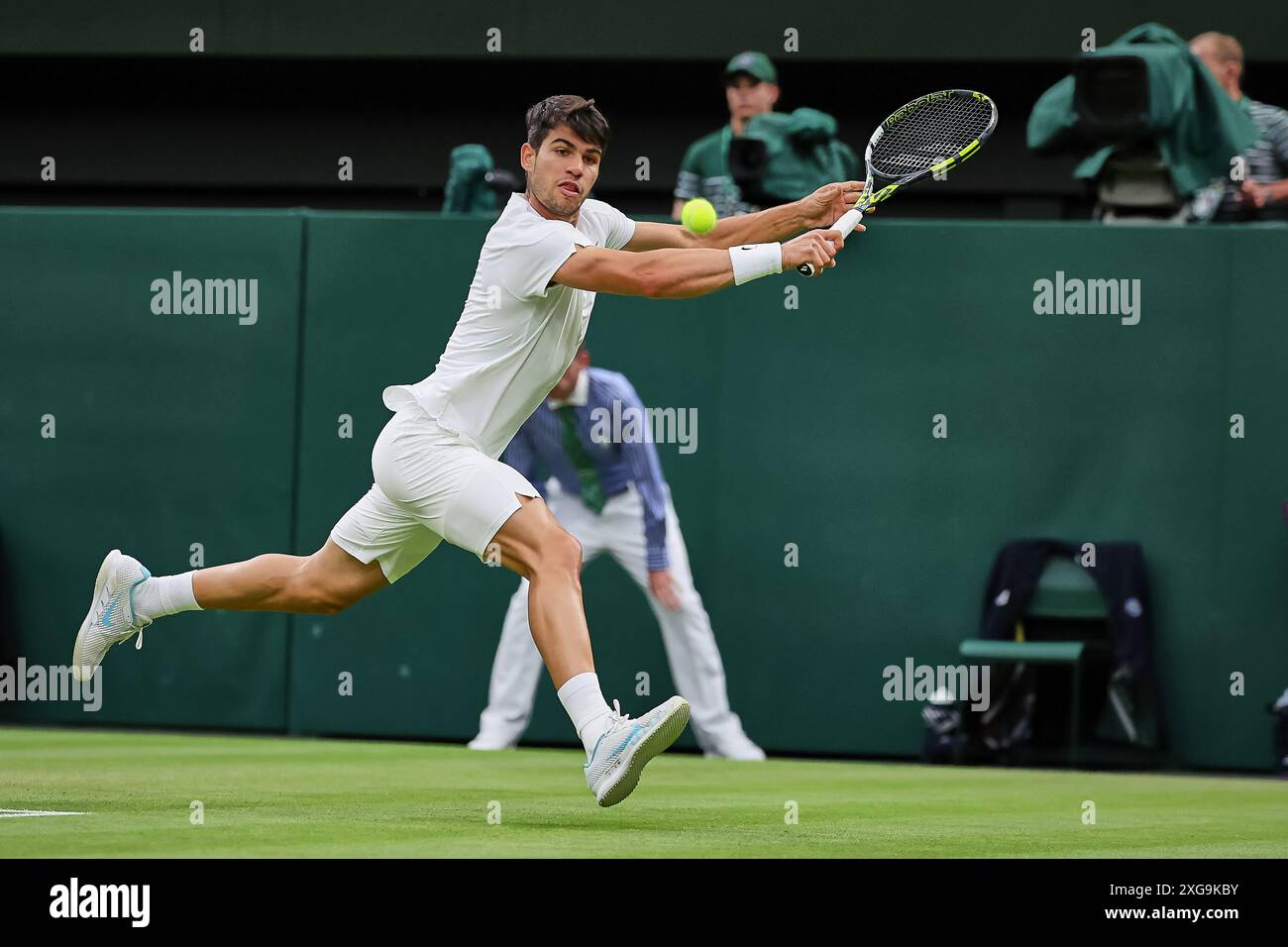 London, London, Großbritannien. Juli 2024. Carlos Alcaraz (ESP) kehrt mit Rückhand während der Meisterschaft zurück Wimbledon (Credit Image: © Mathias Schulz/ZUMA Press Wire) NUR REDAKTIONELLE VERWENDUNG! Nicht für kommerzielle ZWECKE! Quelle: ZUMA Press, Inc./Alamy Live News Stockfoto