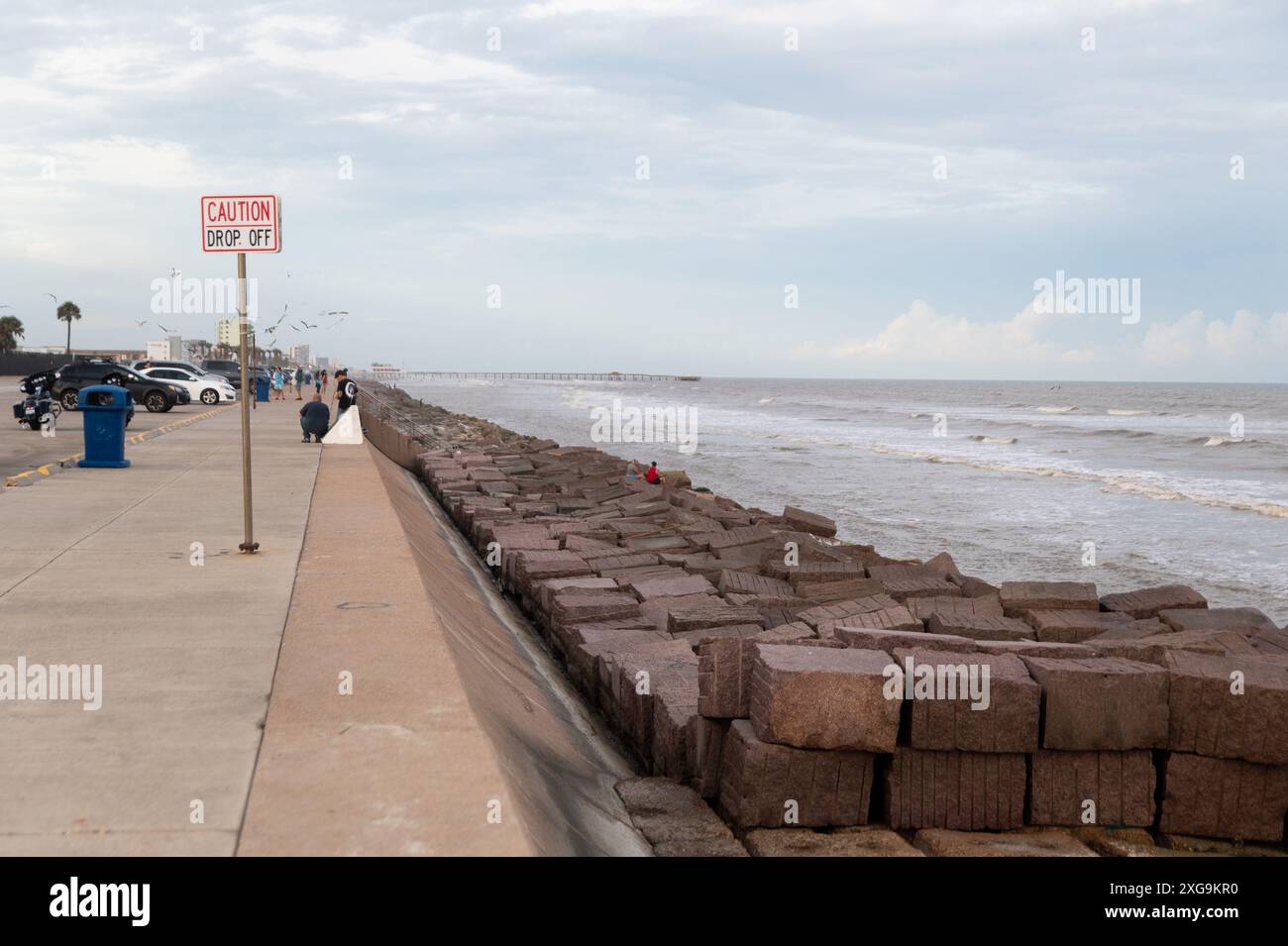 Galveston, USA. Juli 2024. Das Ende der 10,3 km langen Ufermauer in Galveston, Texas am Diamond Beach, am 6. Juli 2024. Der Tropensturm Beryl droht in den frühen Morgenstunden des Montag, den 8. Juli 2024, als Hurrikan die texanische Küste zu treffen. Die 16 m hohe Ufermauer wurde entworfen und gebaut, nachdem der Hurrikan 1900 die geschäftige Hafenstadt verwüstet hatte. (Foto: Jennifer Lake/SIPA USA) Credit: SIPA USA/Alamy Live News Stockfoto