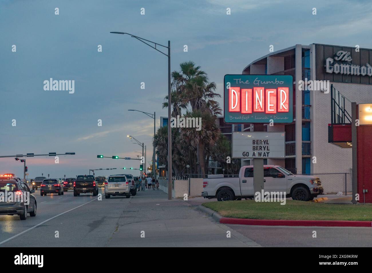 Galveston, USA. Juli 2024. The Gumbo Diner am 6. Juli 2024 in Galveston, Texas, mit einer Nachricht für Beryl. Der Tropensturm Beryl droht in den frühen Morgenstunden des Montag, den 8. Juli 2024, als Hurrikan die texanische Küste zu treffen. (Foto: Jennifer Lake/SIPA USA) Credit: SIPA USA/Alamy Live News Stockfoto