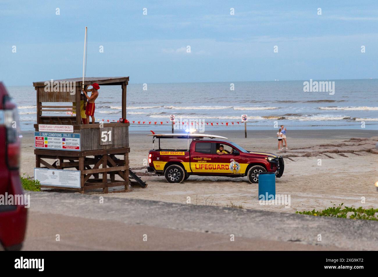 Galveston, USA. Juli 2024. Rettungsschwimmer am Galveston Seawall, während Einheimische und Touristen in Galveston, Texas, am 6. Juli 2024 den Strand genießen. Der Tropensturm Beryl droht in den frühen Morgenstunden des Montag, den 8. Juli 2024, als Hurrikan die texanische Küste zu treffen. (Foto: Jennifer Lake/SIPA USA) Credit: SIPA USA/Alamy Live News Stockfoto