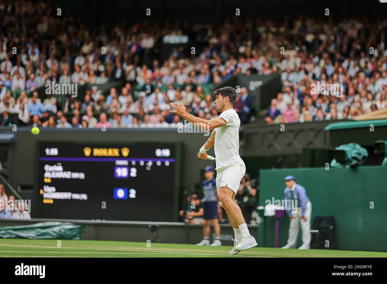 London, London, Großbritannien. Juli 2024. Carlos Alcaraz (ESP) kehrt während der Meisterschaft Wimbledon (Credit Image: © Mathias Schulz/ZUMA Press Wire) NUR ZUR REDAKTIONELLEN VERWENDUNG zurück! Nicht für kommerzielle ZWECKE! Quelle: ZUMA Press, Inc./Alamy Live News Stockfoto