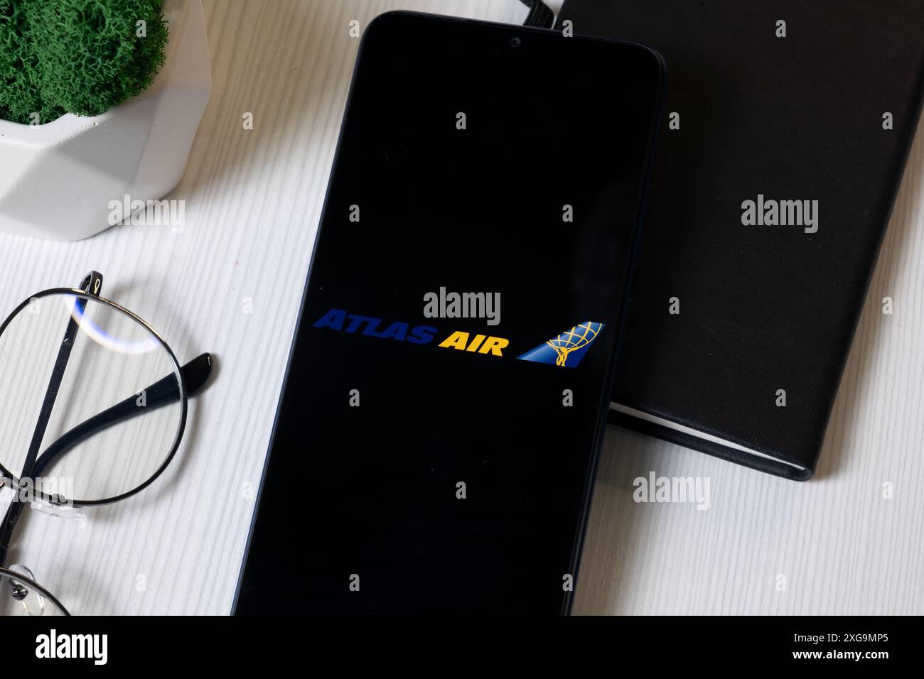 New York, USA – 1. Juni 2024: Logo von Atlas Air Worldwide Holdings auf dem Telefonbildschirm, Firmensymbol. Stockfoto