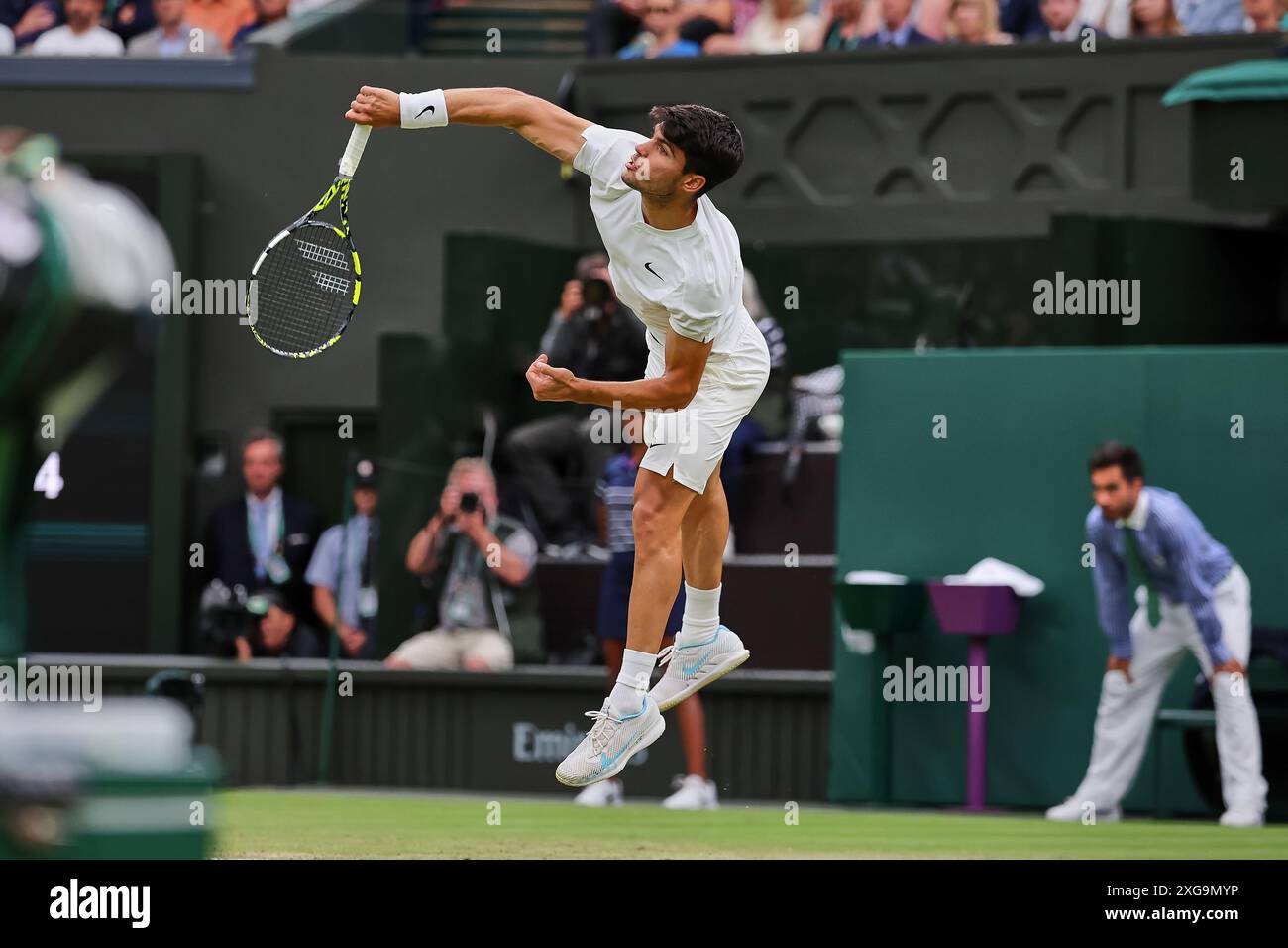 London, London, Großbritannien. Juli 2024. Carlos Alcaraz (ESP) dient während der Meisterschaft Wimbledon (Credit Image: © Mathias Schulz/ZUMA Press Wire) NUR REDAKTIONELLE VERWENDUNG! Nicht für kommerzielle ZWECKE! Quelle: ZUMA Press, Inc./Alamy Live News Stockfoto