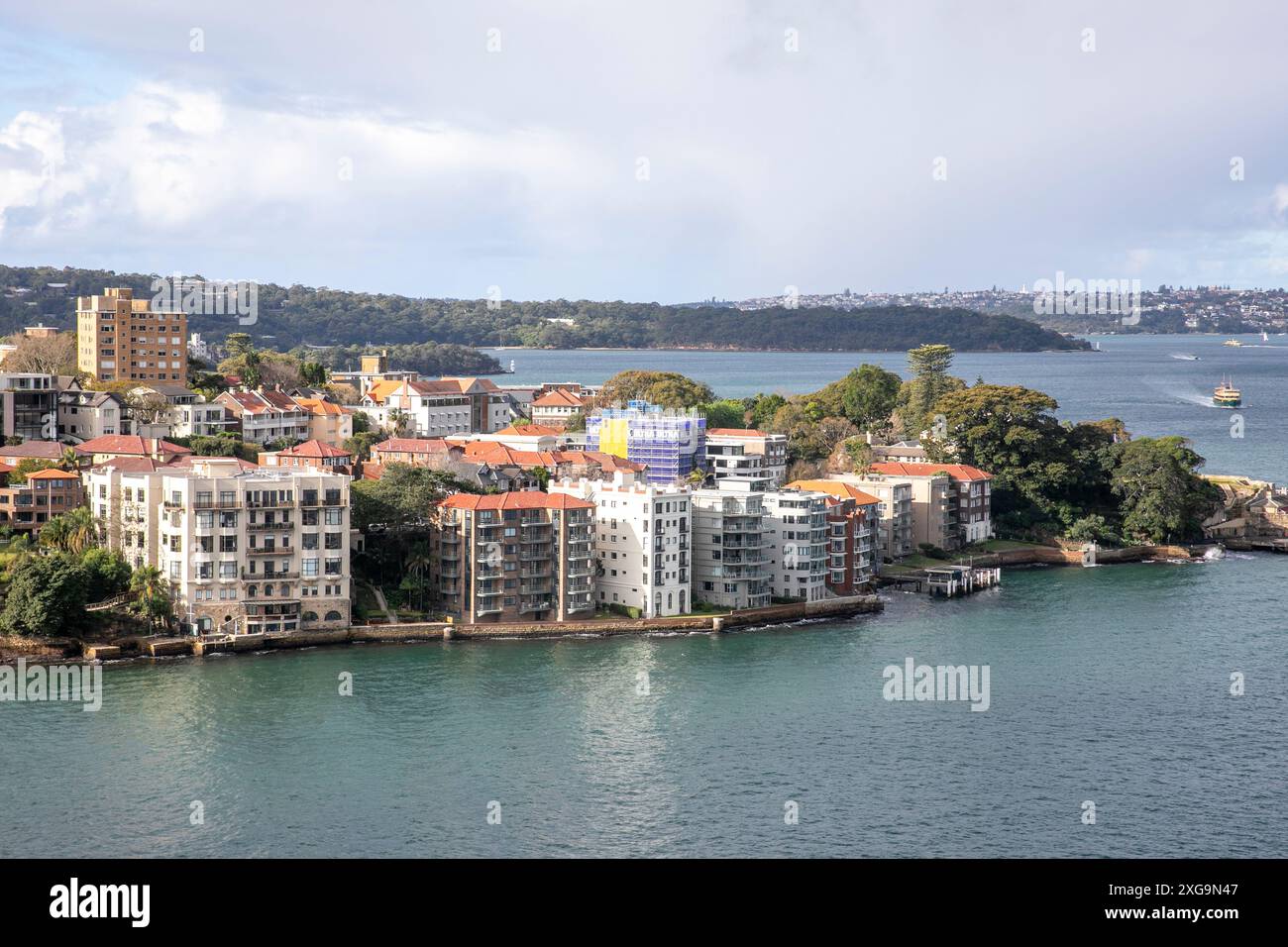 Kirribilli Point am unteren Nordufer von Sydney mit Wohnblocks mit Blick auf den Hafen von Sydney, NSW, Australien, 2024 Stockfoto