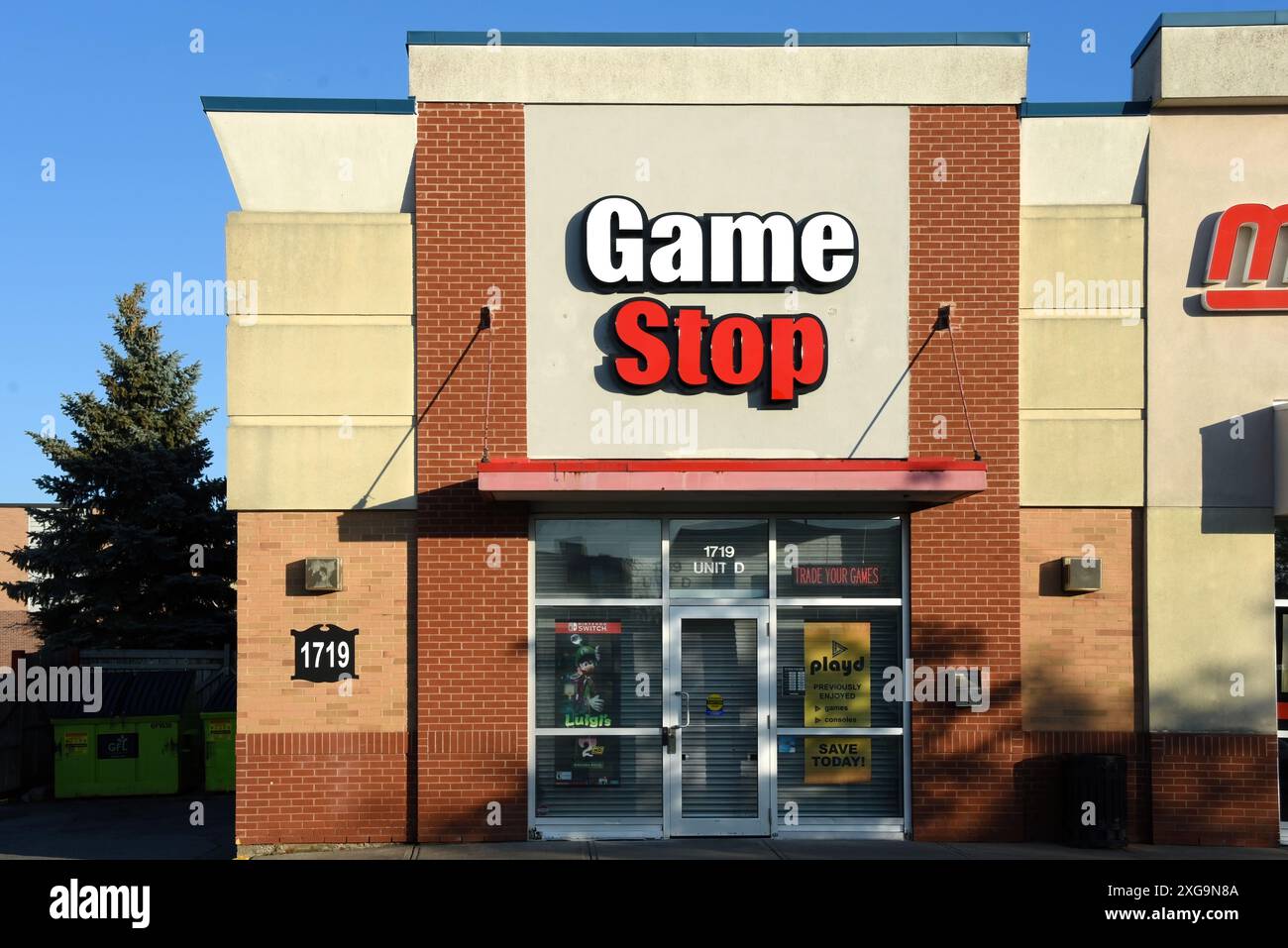 Ottawa, Kanada - 7. Juli 2024: GameStop Store auf der Merivale Rd GameStop Corp. Ist ein US-amerikanisches Videospiel, Unterhaltungselektronik und Spielwarenartikel Stockfoto