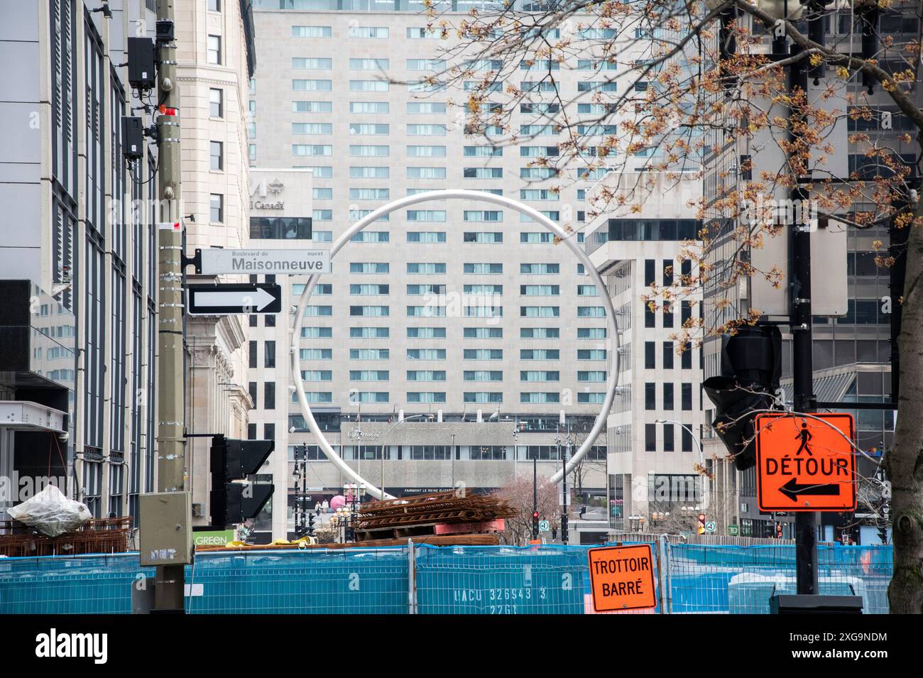 Gigantischer Ring am Esplanade Place Ville Marie im Zentrum von Montreal, Quebec, Kanada Stockfoto