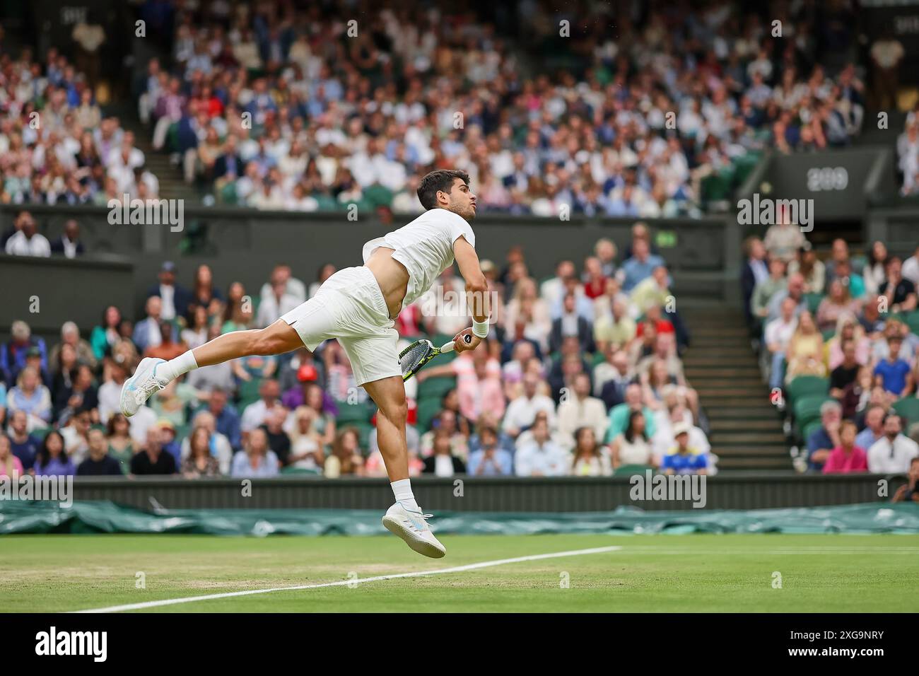 London, London, Großbritannien. Juli 2024. Carlos Alcaraz (ESP) dient während der Meisterschaft Wimbledon (Credit Image: © Mathias Schulz/ZUMA Press Wire) NUR REDAKTIONELLE VERWENDUNG! Nicht für kommerzielle ZWECKE! Quelle: ZUMA Press, Inc./Alamy Live News Stockfoto