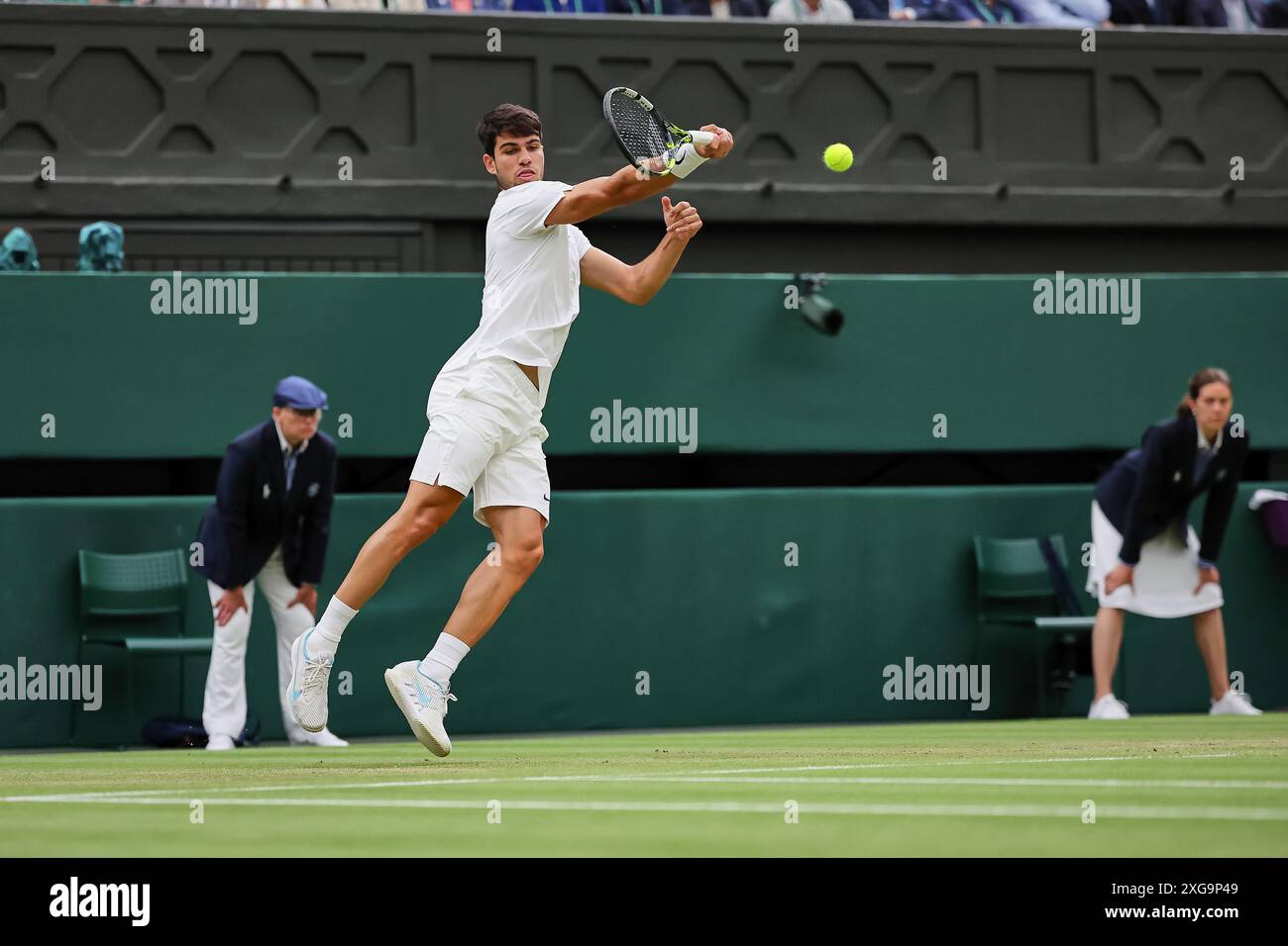 London, London, Großbritannien. Juli 2024. Carlos Alcaraz (ESP) kehrt mit Rückhand während der Meisterschaft zurück Wimbledon (Credit Image: © Mathias Schulz/ZUMA Press Wire) NUR REDAKTIONELLE VERWENDUNG! Nicht für kommerzielle ZWECKE! Quelle: ZUMA Press, Inc./Alamy Live News Stockfoto