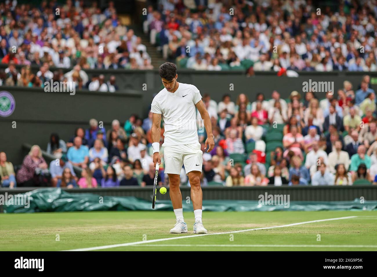 London, London, Großbritannien. Juli 2024. Carlos Alcaraz (ESP) dient während der Meisterschaft Wimbledon (Credit Image: © Mathias Schulz/ZUMA Press Wire) NUR REDAKTIONELLE VERWENDUNG! Nicht für kommerzielle ZWECKE! Quelle: ZUMA Press, Inc./Alamy Live News Stockfoto