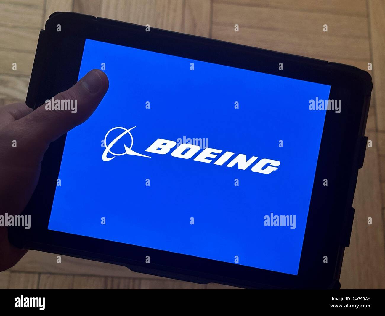 Arlington, Virginia, USA. Juli 2024. Das Logo der Boeing Company wird auf einem iPad Mini angezeigt, wie es häufig von Piloten mit elektronischen Flugtaschen verwendet wird. (EFB). Die Boeing 737 MAX iPad-Trainingskontroverse entstand nach zwei tödlichen Abstürzen, an denen das Flugzeug beteiligt war. Boeing implementierte zunächst ein iPad-basiertes Schulungsprogramm für Piloten, die von älteren 737-Modellen auf den MAX umgestellt wurden, wobei der Schwerpunkt auf Kosteneffizienz und Benutzerfreundlichkeit lag. Nach den Abstürzen des Lion Air-Fluges 610 und des Ethiopian Airlines-Fluges 302 ergaben Untersuchungen, dass Piloten auf dem neuen Maneuve unzureichend ausgebildet waren Stockfoto