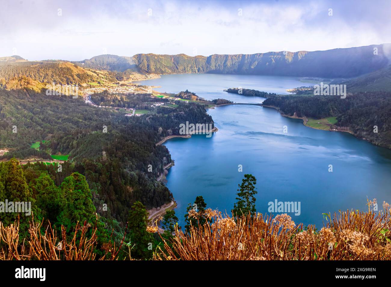 Wunderschöner Blick auf den See „Lagoa das Sete Cidades“ in Sieben Städten auf der Insel São Miguel, Azoren, Portugal. Stockfoto