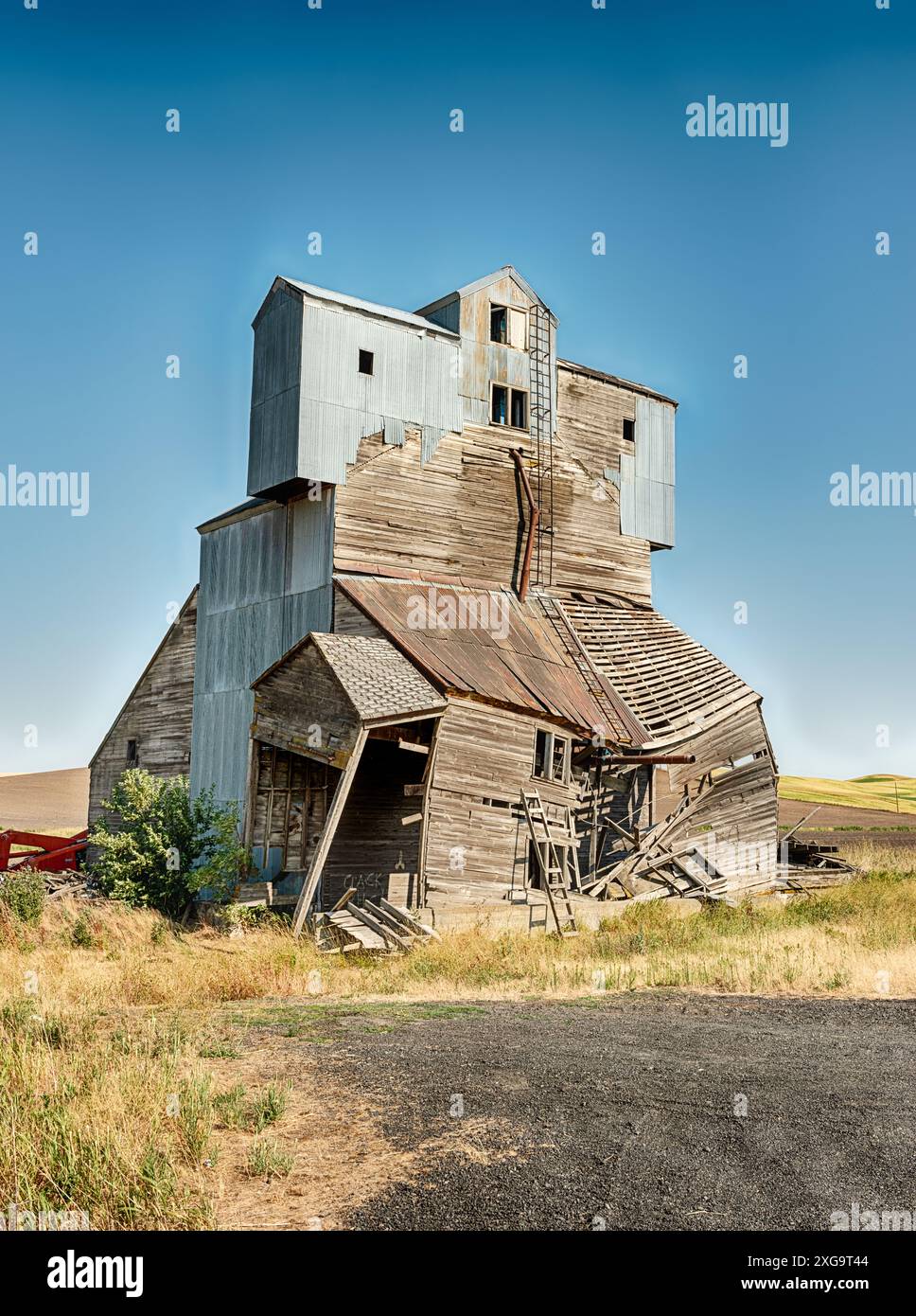 Ein alter Getreideaufzug in der Nähe von Pullman, Washington, wurde verlassen und fällt allmählich zusammen. Stockfoto