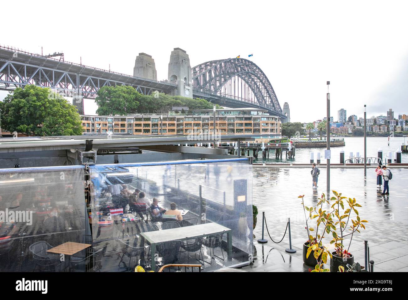 Blick auf Campbells Cove, Sydney Harbour Bridge und Park Hyatt Hotel im Stadtzentrum von Sydney, NSW, Australien Stockfoto