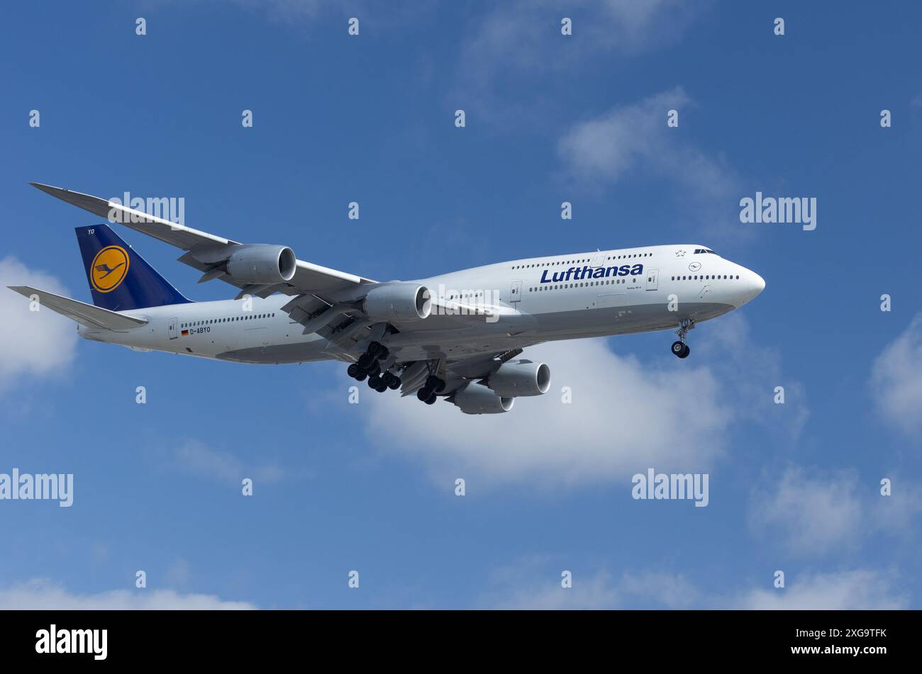 Die Lufthansa Boeing 747-830 mit der Registrierung D-ABYO zeigte nach der Landung am LAX, Los Angeles International Airport, Rollbewegungen. Stockfoto