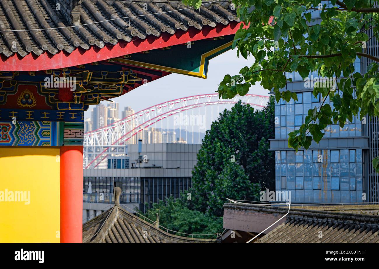 Traditionelle Architektur von Chongqing, China. Antike Gebäude im buddhistischen Stil. Chinesische Tempel mit blauem Himmel. Chinesischer Tempel, erbaut von yangtze Rive Stockfoto